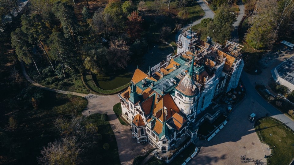 Oprava střechy zámku Lešná