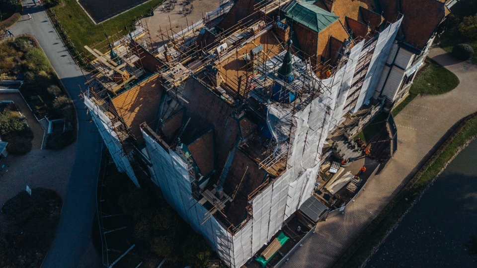 Oprava střechy zámku Lešná