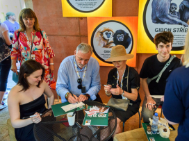 Mládě gibona stříbrného pokřtili hosté 65. Mezinárodního festivalu filmů pro děti a mládež Zlín
