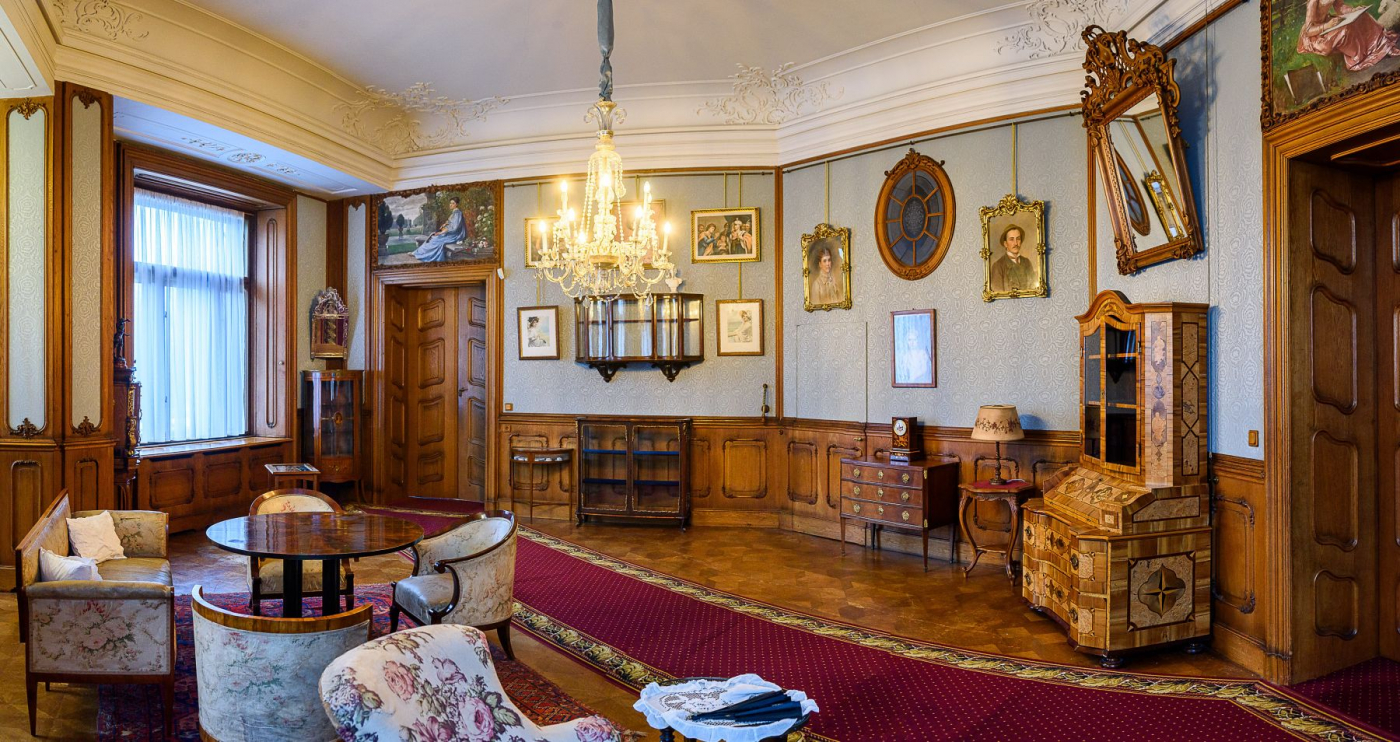 Zrestaurovali jsme látkové tapety v zámku Lešná