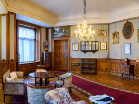 Zrestaurovali jsme látkové tapety v zámku Lešná