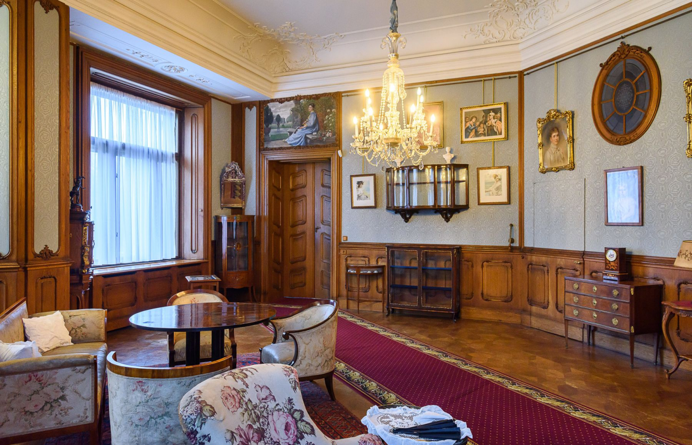 Zrestaurovali jsme látkové tapety v zámku Lešná