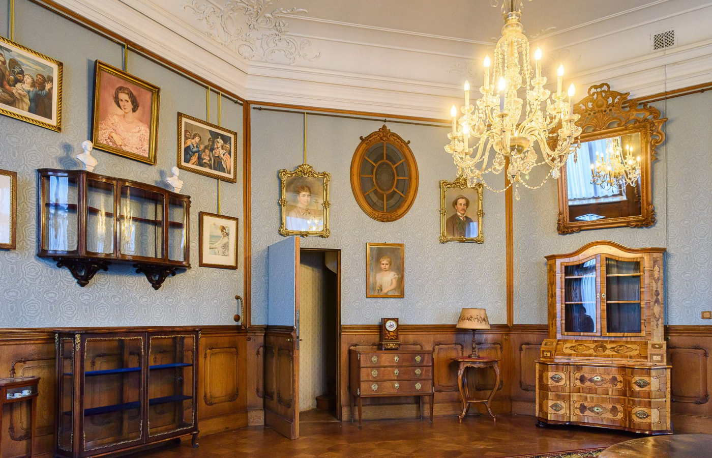 We Have Restored the Fabric Wallpapers in Lešná Chateau