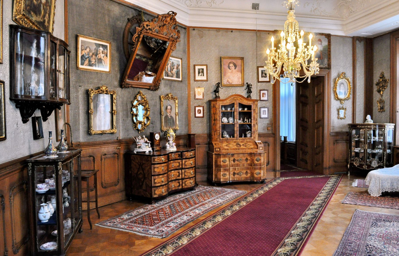 We Have Restored the Fabric Wallpapers in Lešná Chateau