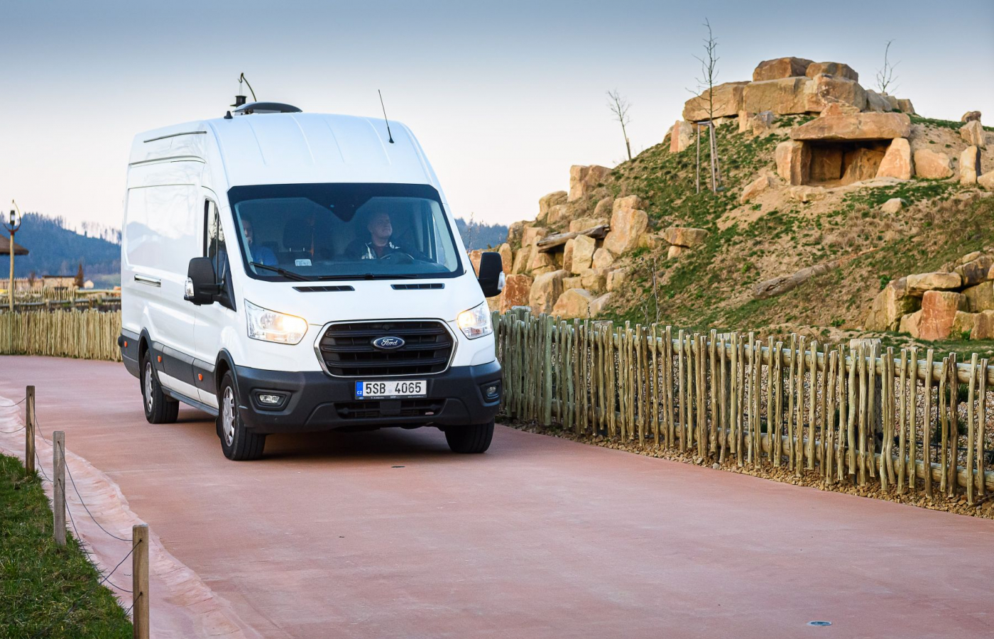 Do Zoo Zlín dorazily dvě lvice, které stát zabavil soukromému chovateli