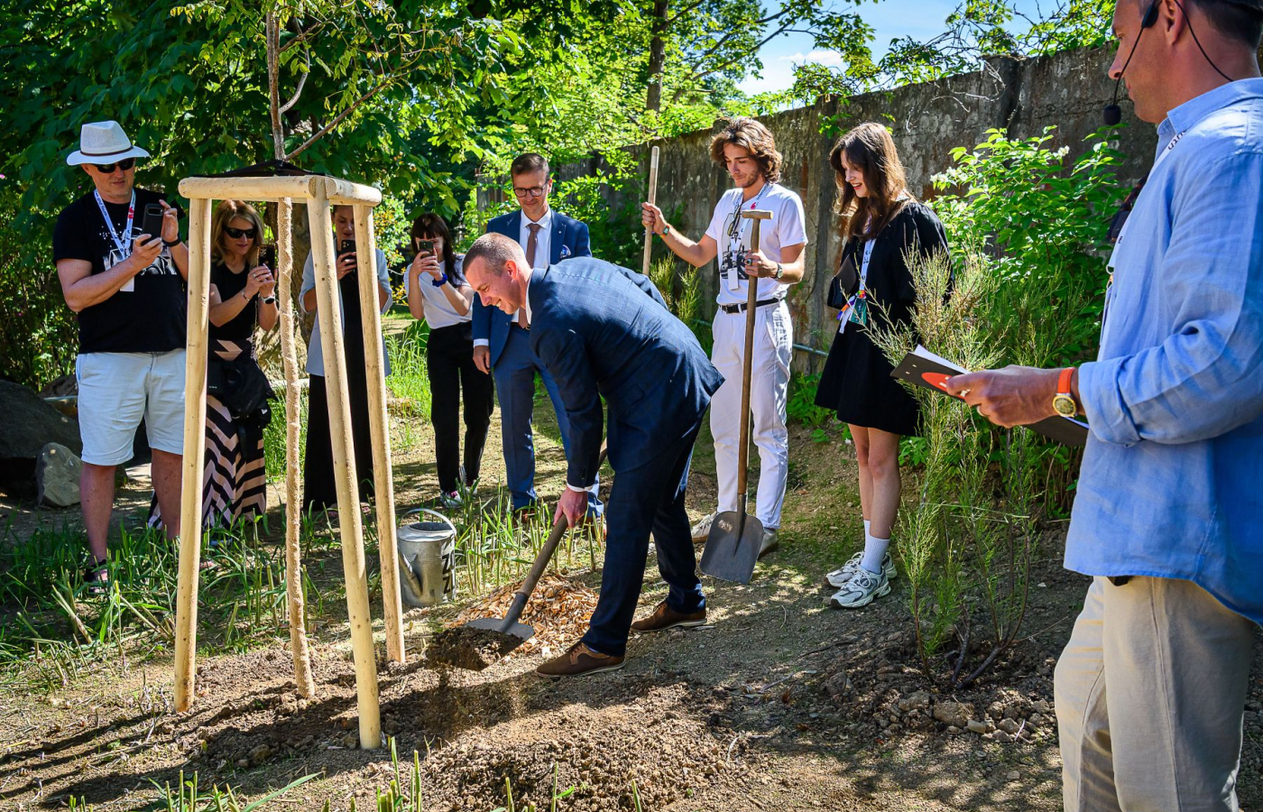 Mladí nadějní herci sázeli v zoo stromy a pokřtili 3 letošní mláďata rejnoků