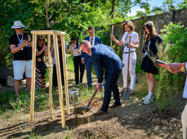 Mladí nadějní herci sázeli v zoo stromy a pokřtili 3 letošní mláďata rejnoků