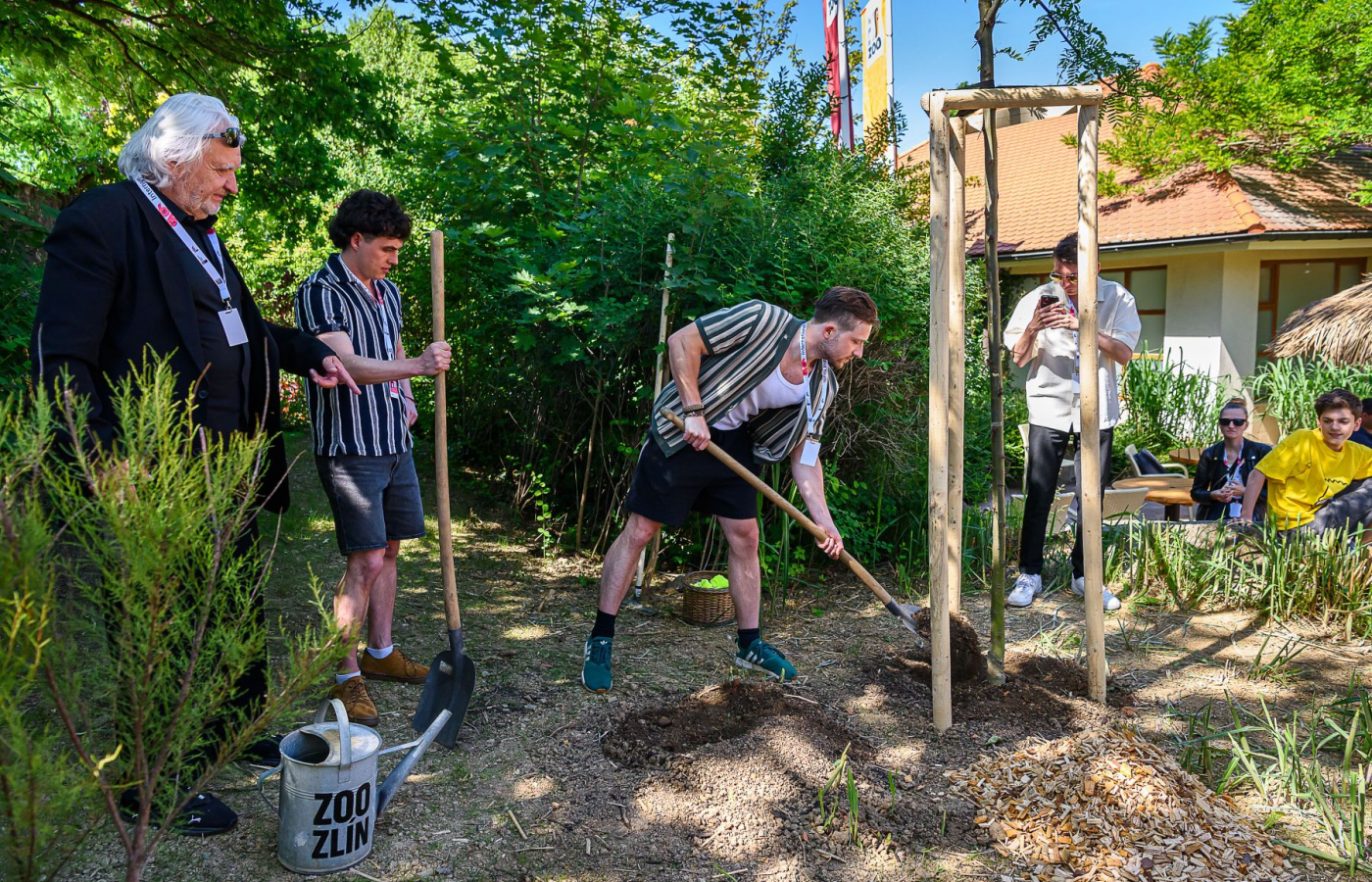 Mladí nadějní herci sázeli v zoo stromy a pokřtili 3 letošní mláďata rejnoků