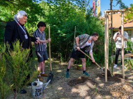 Mladí nadějní herci sázeli v zoo stromy a pokřtili 3 letošní mláďata rejnoků
