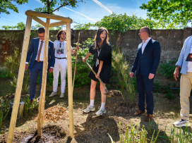 Mladí nadějní herci sázeli v zoo stromy a pokřtili 3 letošní mláďata rejnoků